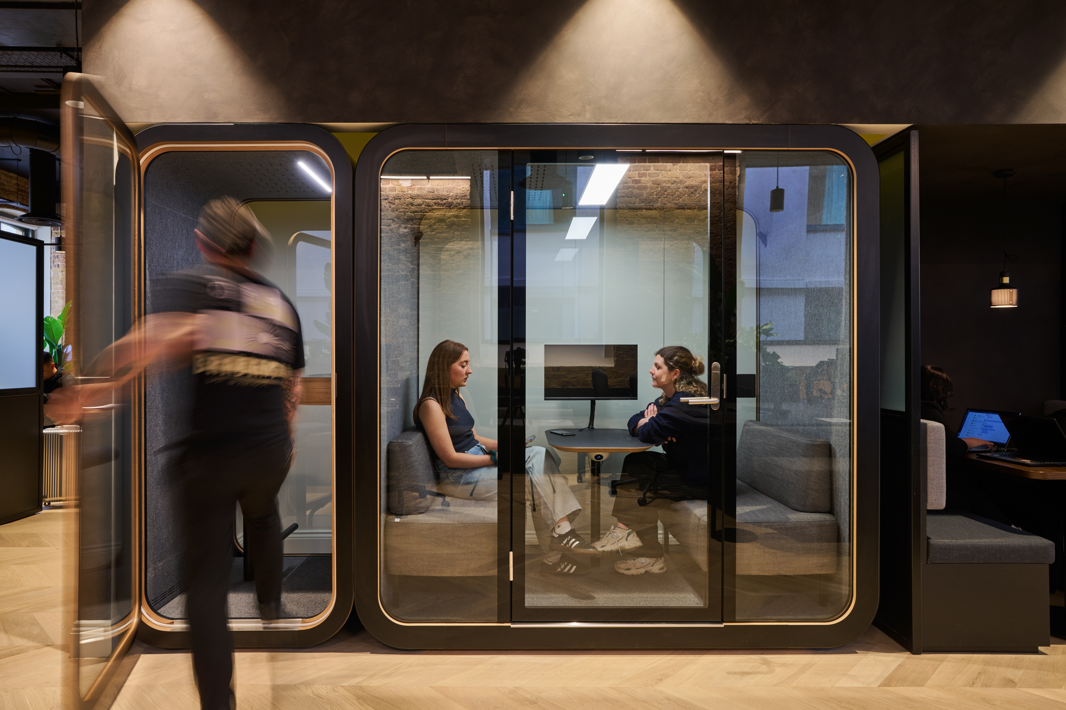 Flexible meeting pods for Lotus by Platfform