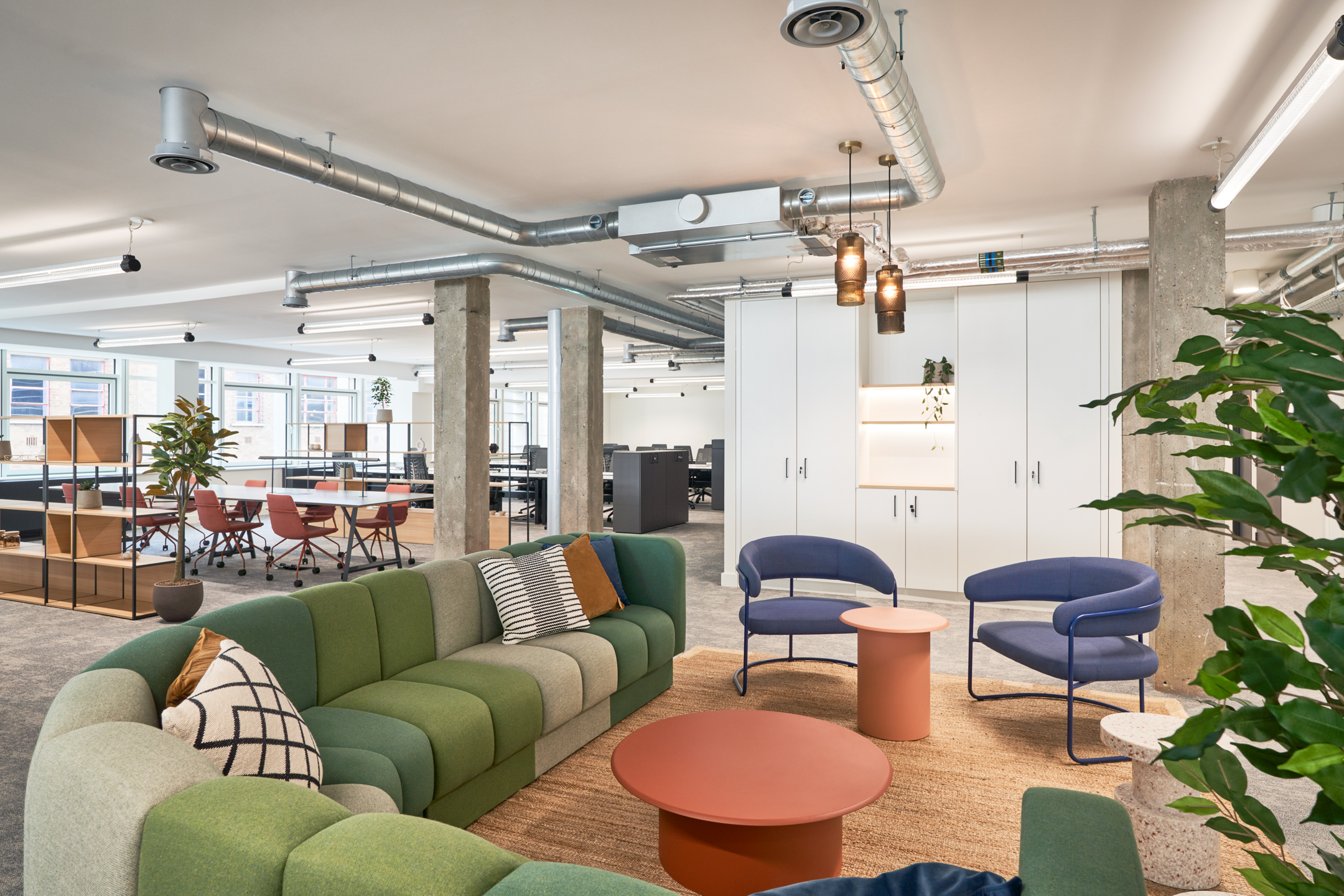 Breakout area within 101 New Cavendish St, L2, delivered by Platfform for the client, combining soft seating, informal meeting points, and muted tones to create a relaxed and functional communal space.