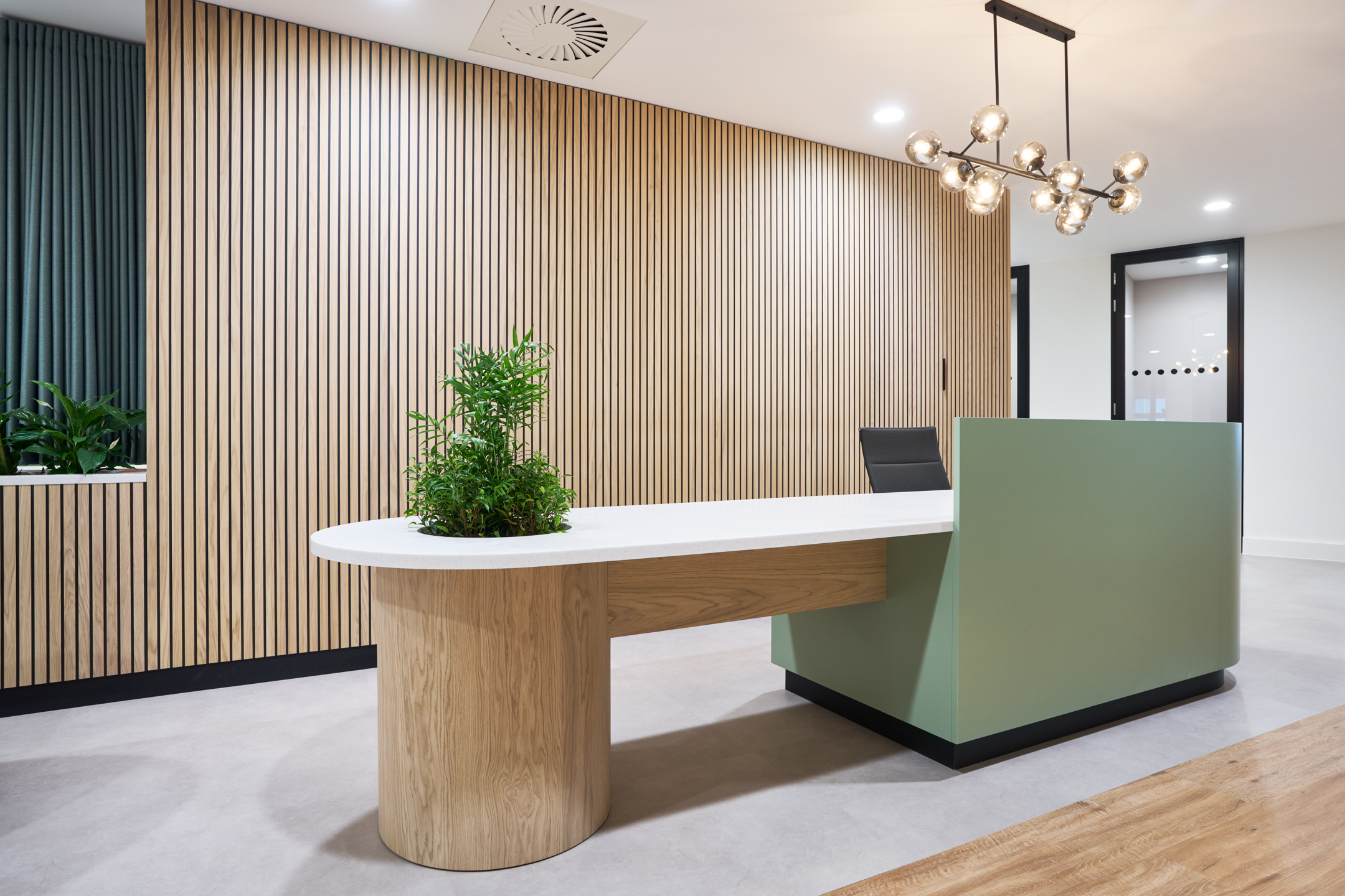 Reception desk with integrated greenery at 7 Bishopsgate, Level 4, furnished by Platfform for BGO.