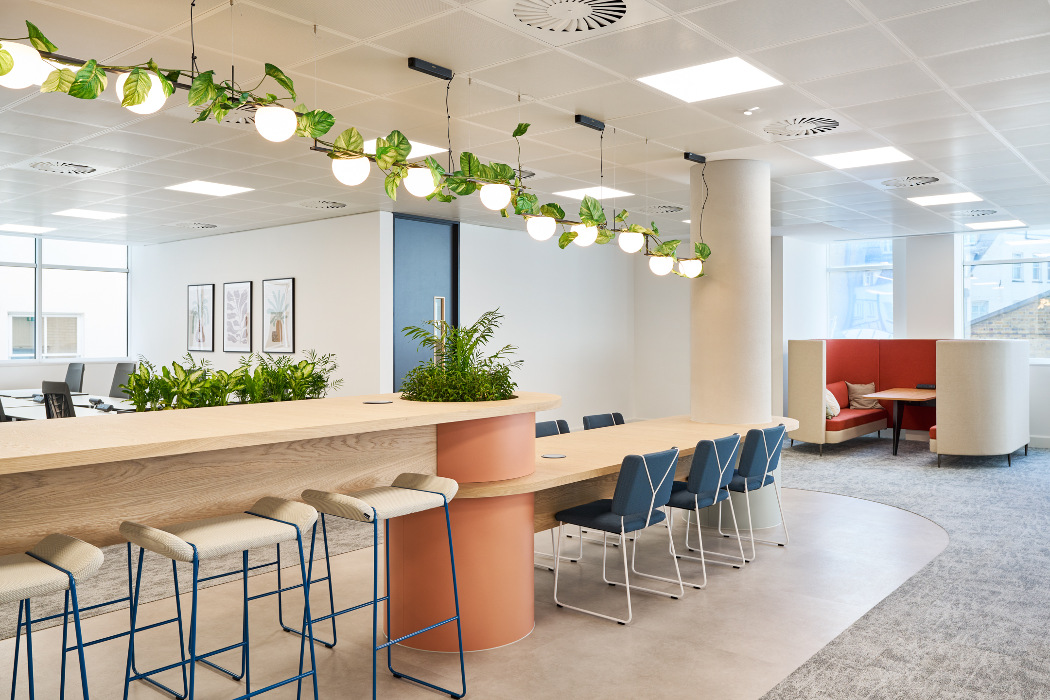 Collaborative workspace at 7 Bishopsgate, Level 4, with bar seating, soft booths and meeting tables furnished by Platfform for BGO, complete with biophilic details.