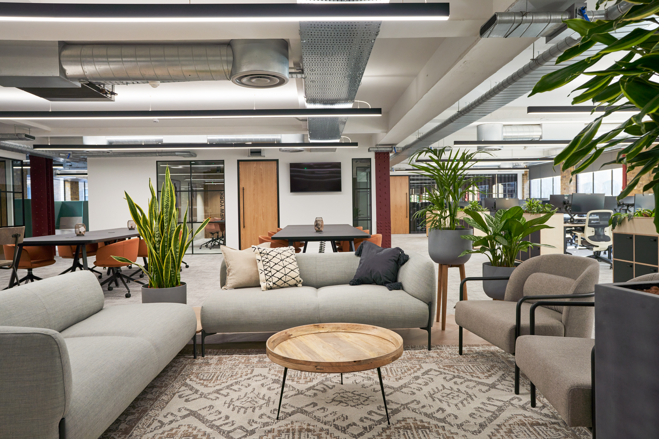 Breakout area within Adyen’s London office, with soft neutral tones, biophilia, and curated pieces from Platfform’s furniture consultancy.