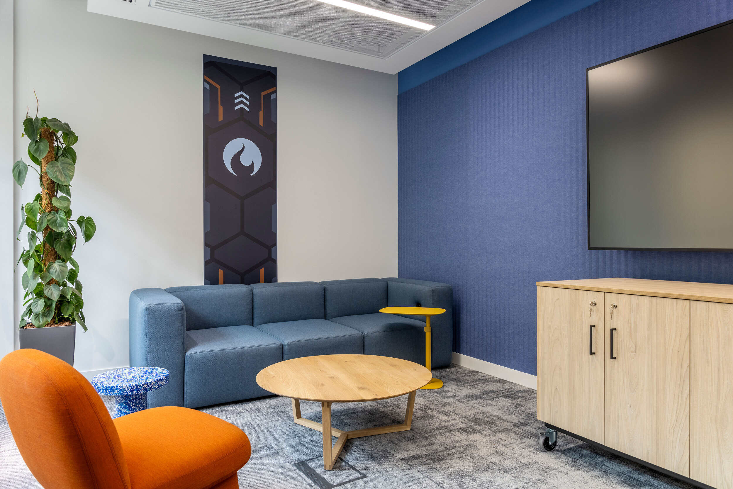 01. A stylish breakout area at CCP Games with vibrant furniture, natural light, and biophilic design elements for a relaxed and inviting atmosphere.