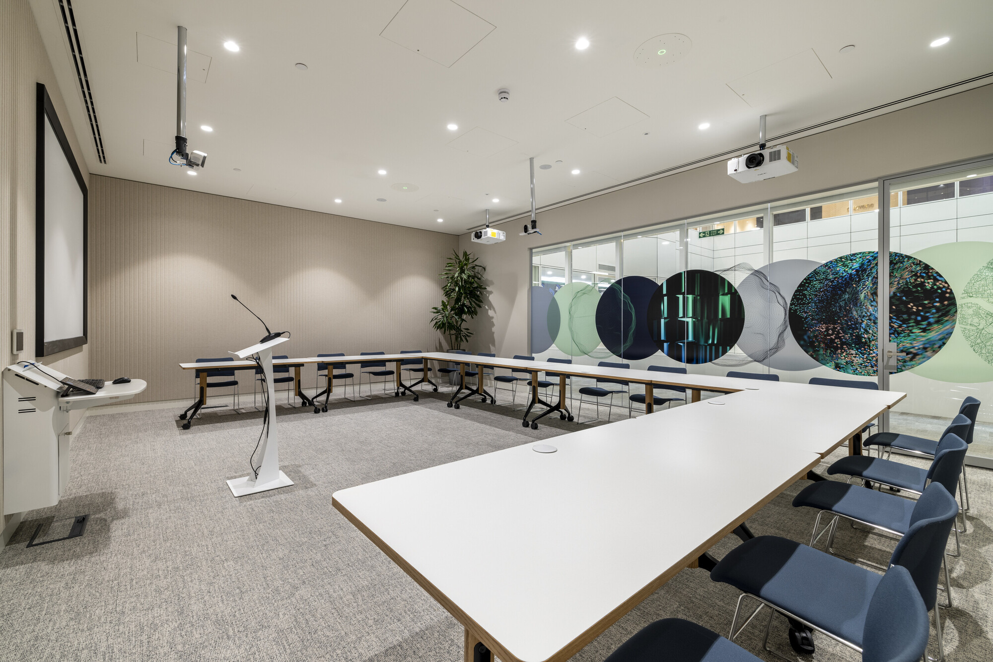 The training room at CMC Markets, designed by Platfform, is equipped with modern presentation technology and flexible seating arrangements.