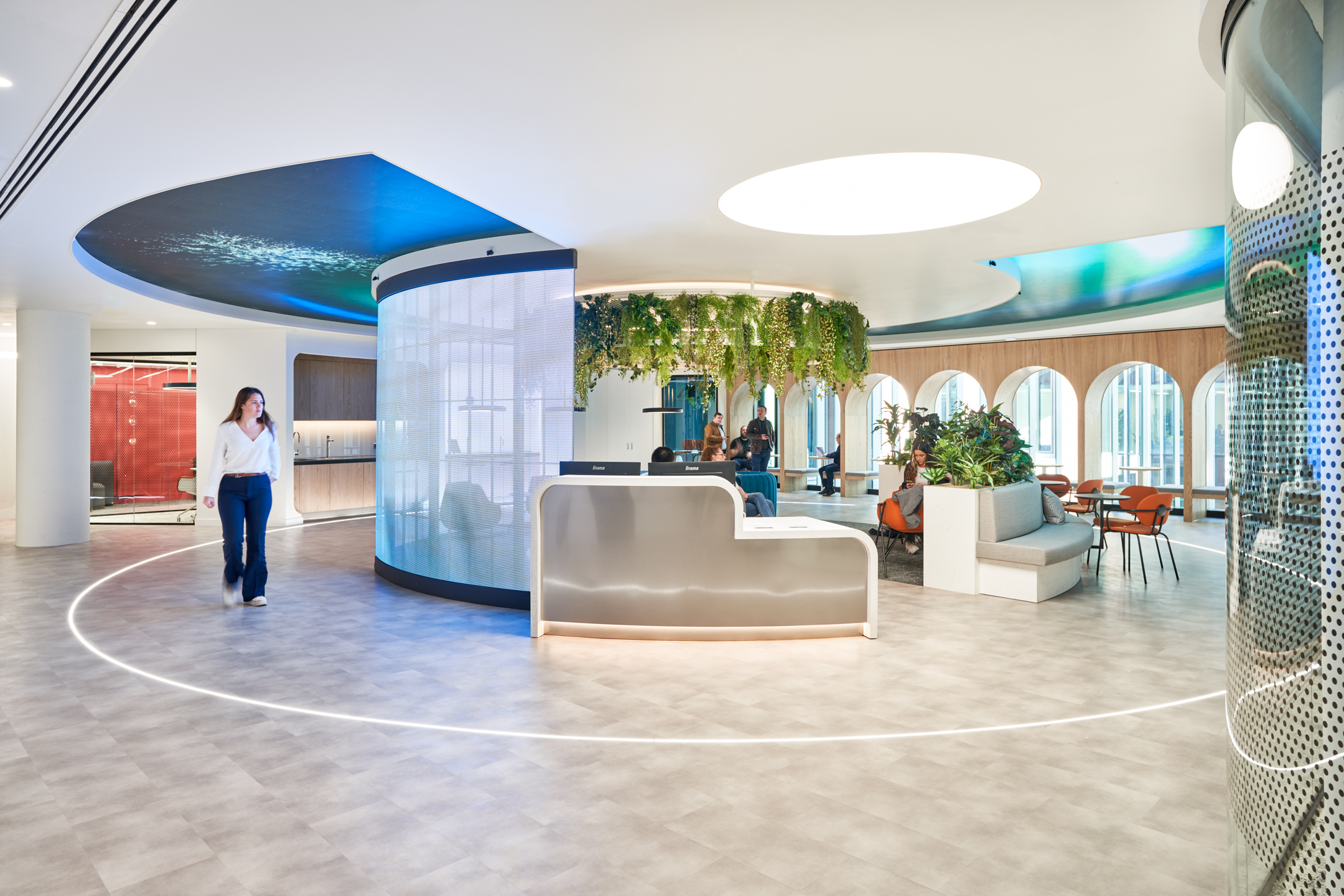 Reception area at capital.com fitted with bespoke soft seating, curved furniture solutions and collaborative lounge pieces by Platfform.