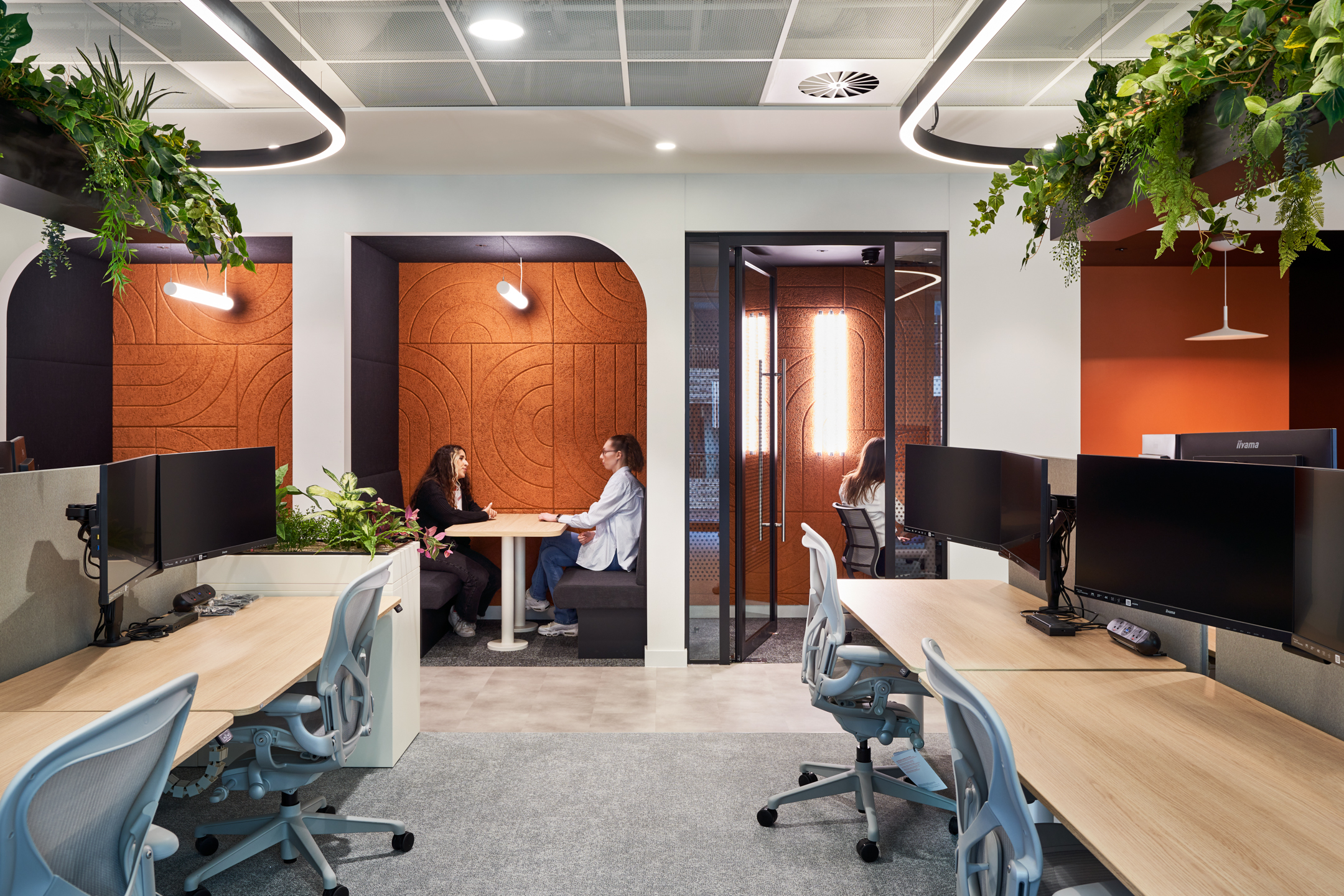 Focus pods and collaboration booths at capital.com with integrated banquette seating, acoustic panels and task chairs supplied by Platfform.