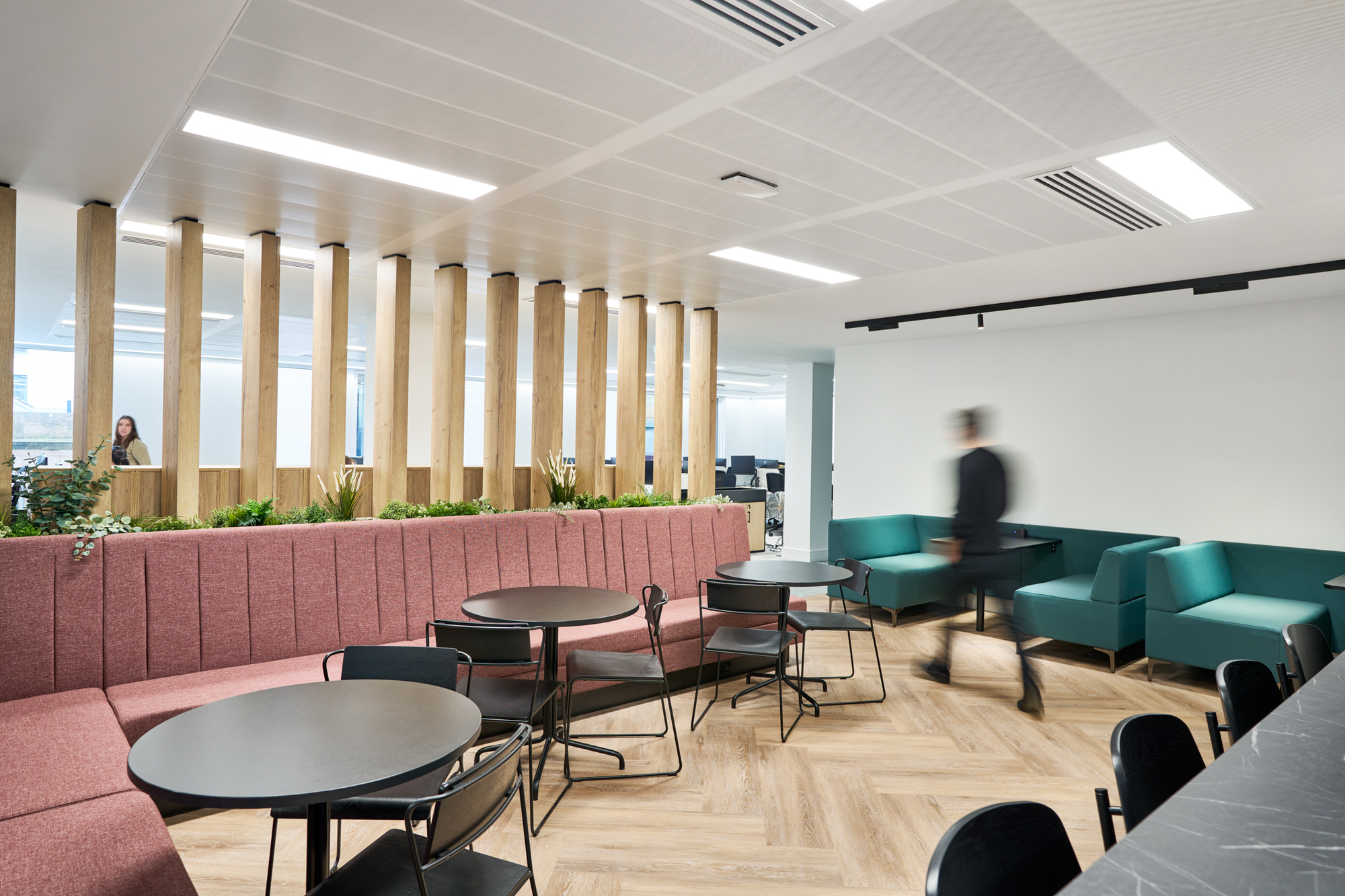 Gemserv’s workspace features bespoke timber slats, vibrant seating, and integrated planting by Platfform, balancing openness and privacy in the social area.