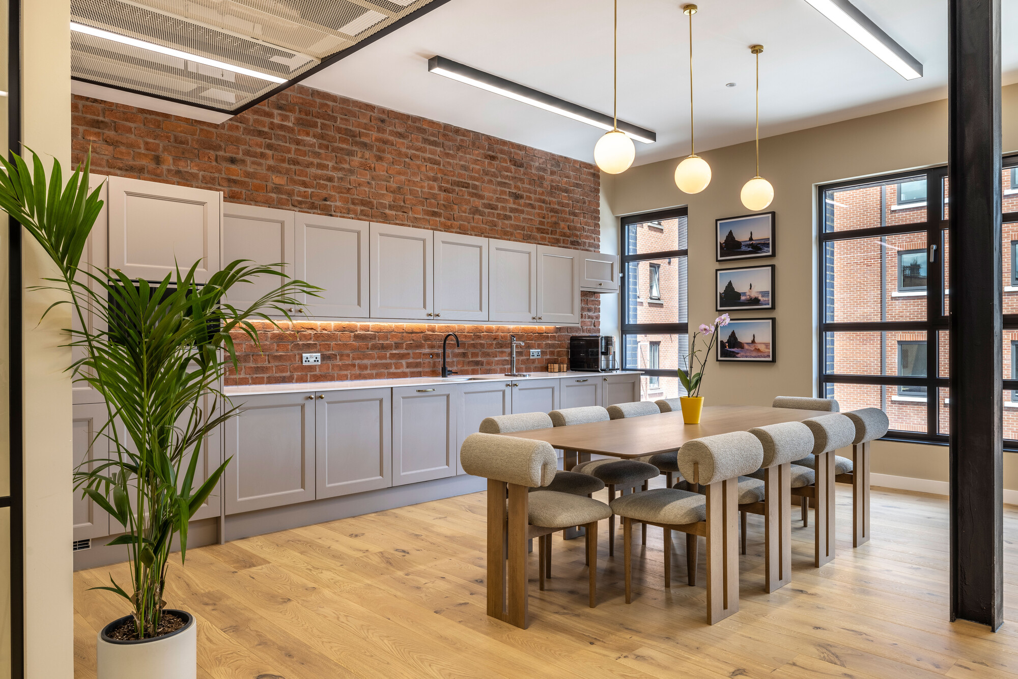Transition’s teapoint designed by Platfform, combining exposed brick walls, eco-friendly finishes, and Scandinavian-inspired furniture for a sustainable workspace.