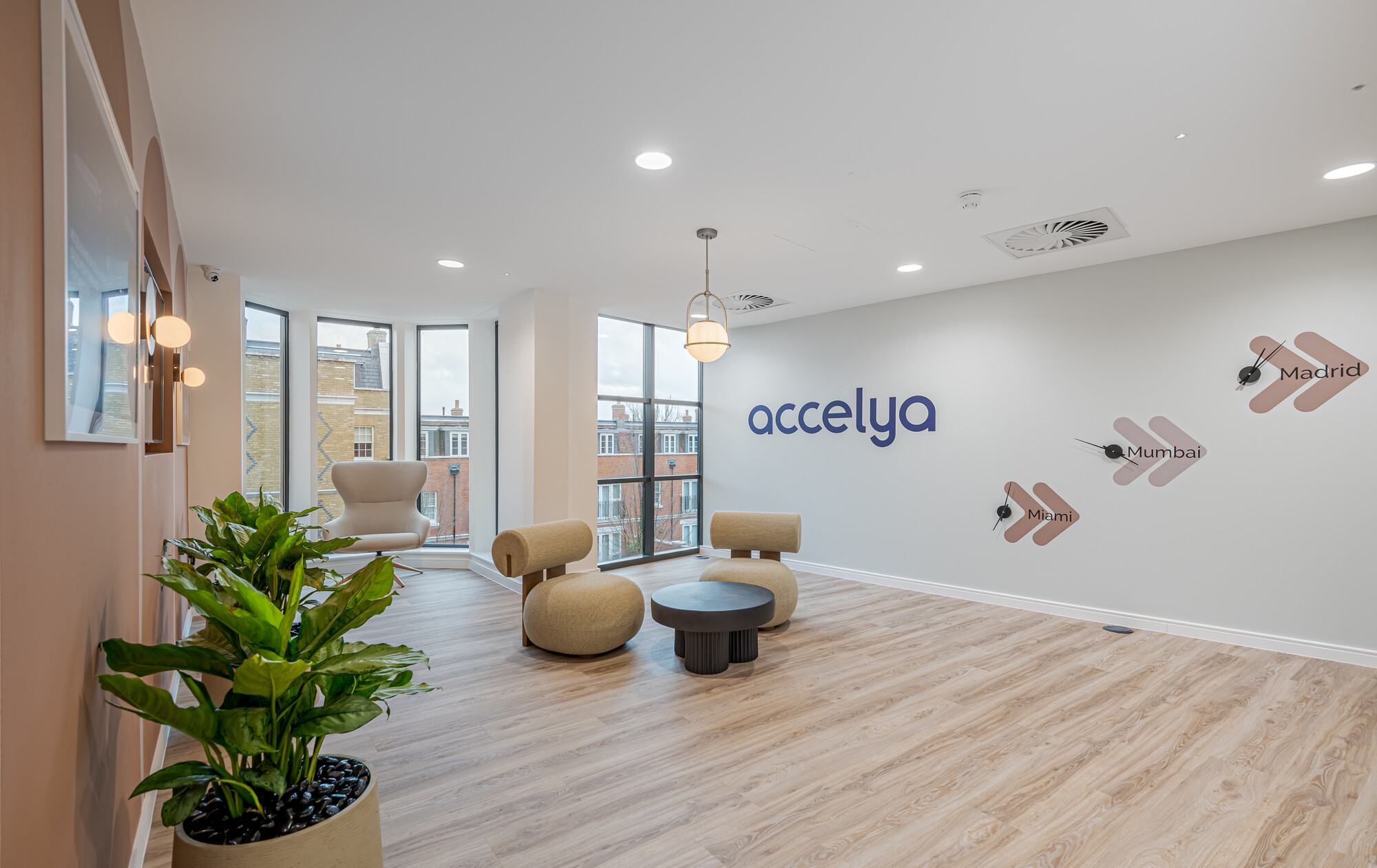 Curved seating and soft finishes in Accelya’s reception, styled by Platfform with global time zone details nodding to the brand’s aviation roots.