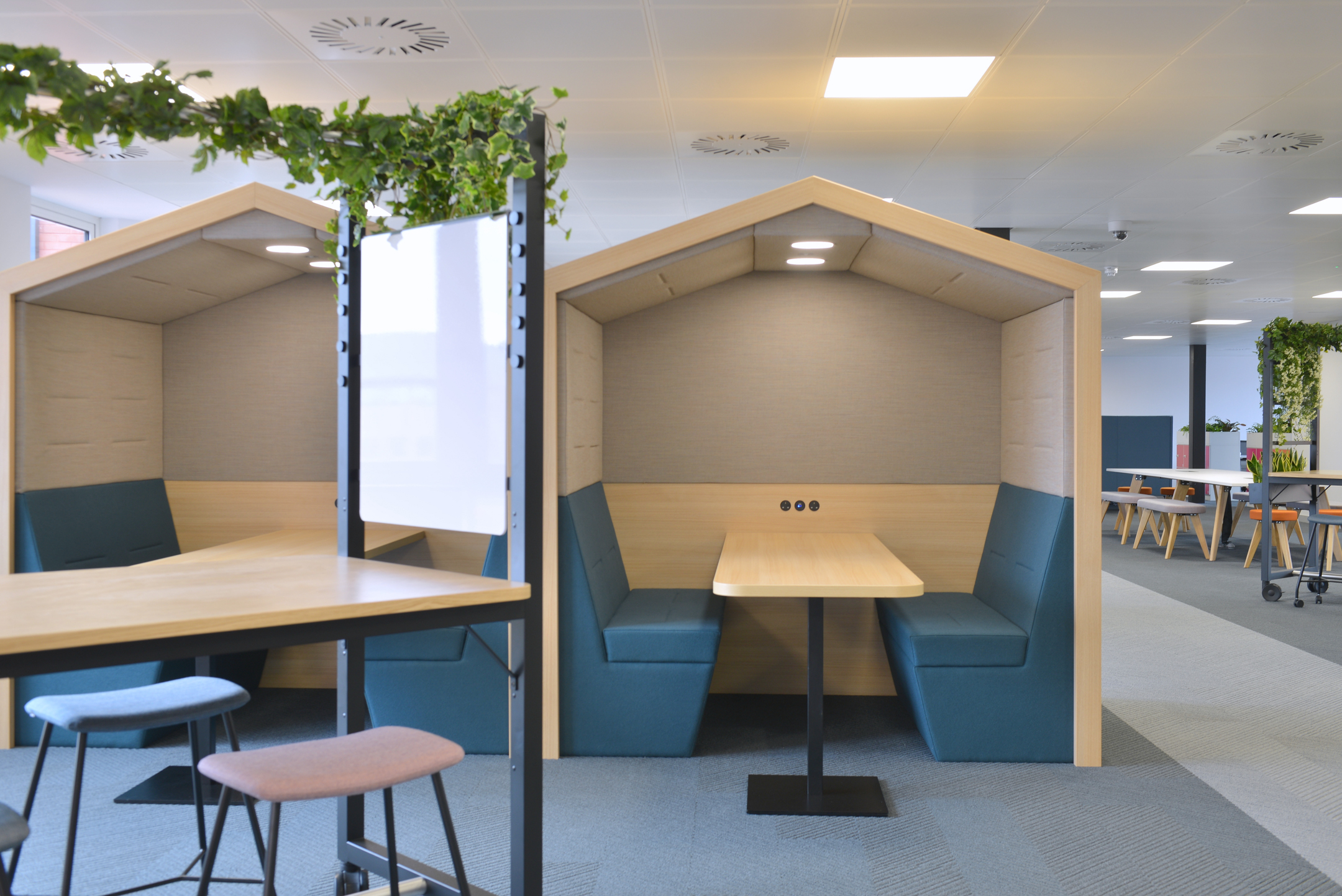 Acoustic meeting booths and mobile collaboration table for Fujitsu Edinburgh’s flexible workspace