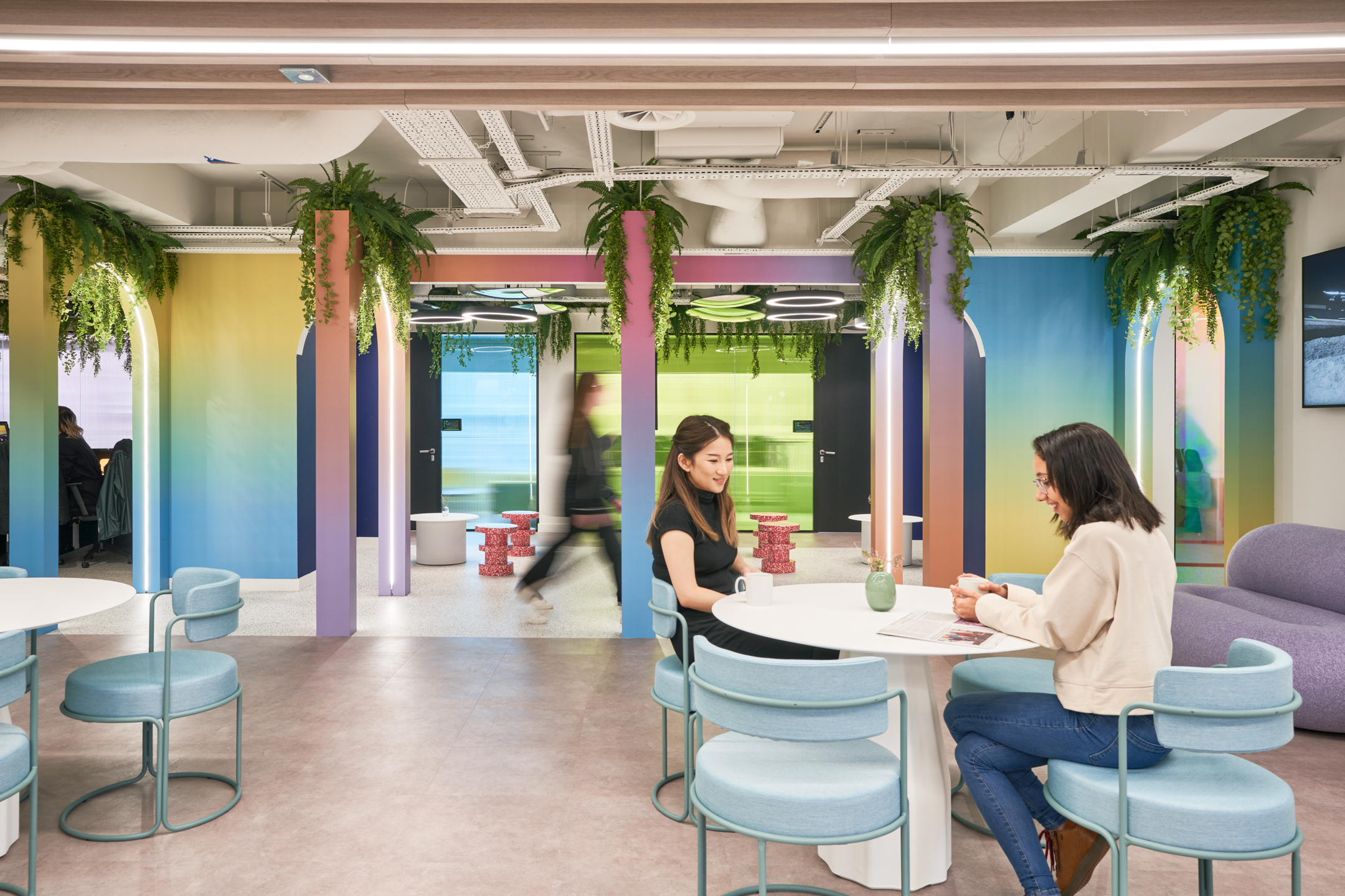 Playful pastel-toned breakout space at Huckletree Oxford Street, styled with curved soft seating and pale blue chairs by Platfform.