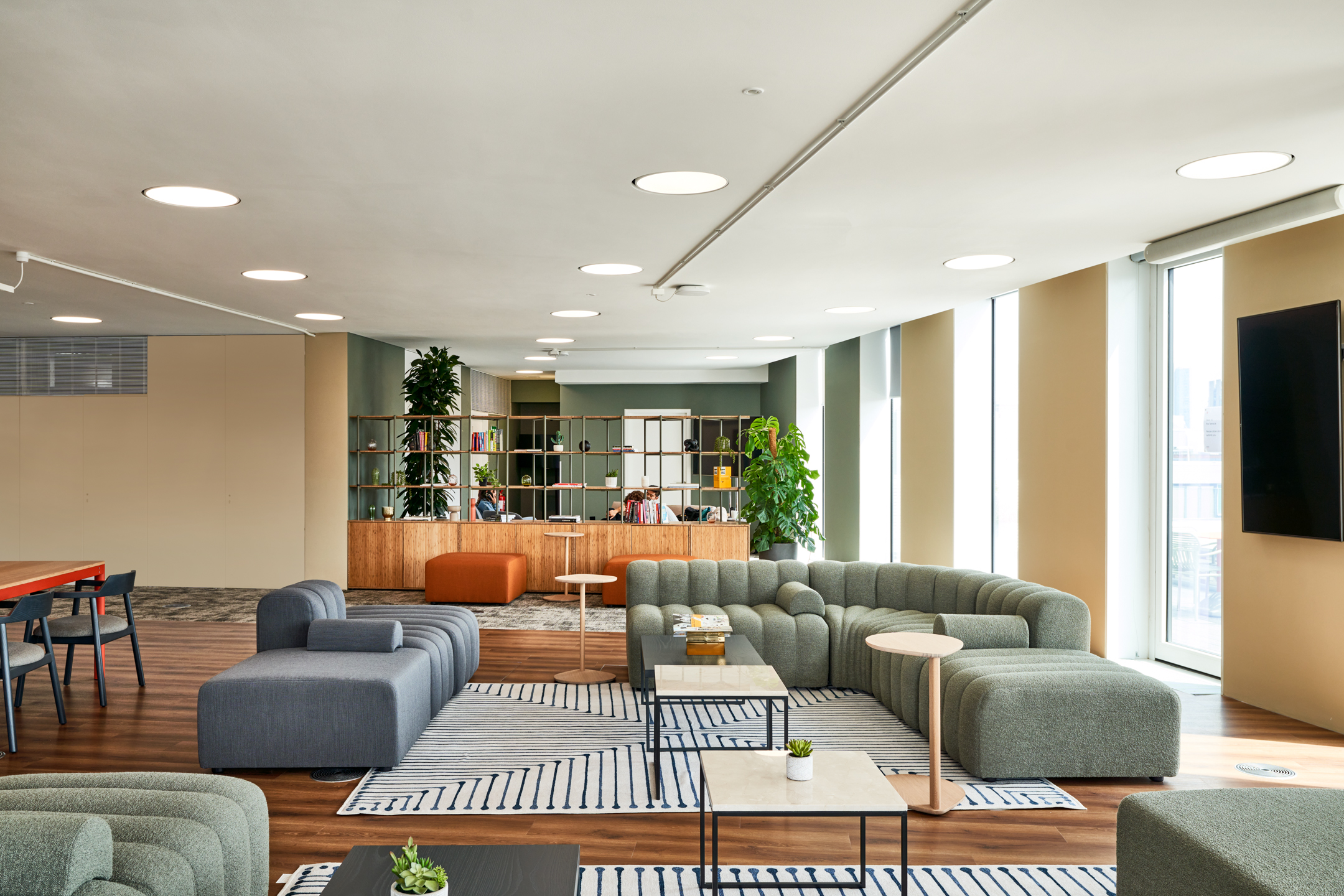 Lounge-style work setting at Publicis Sapient, featuring Platfform-supplied modular seating, coffee tables and a central shelving unit with integrated greenery.