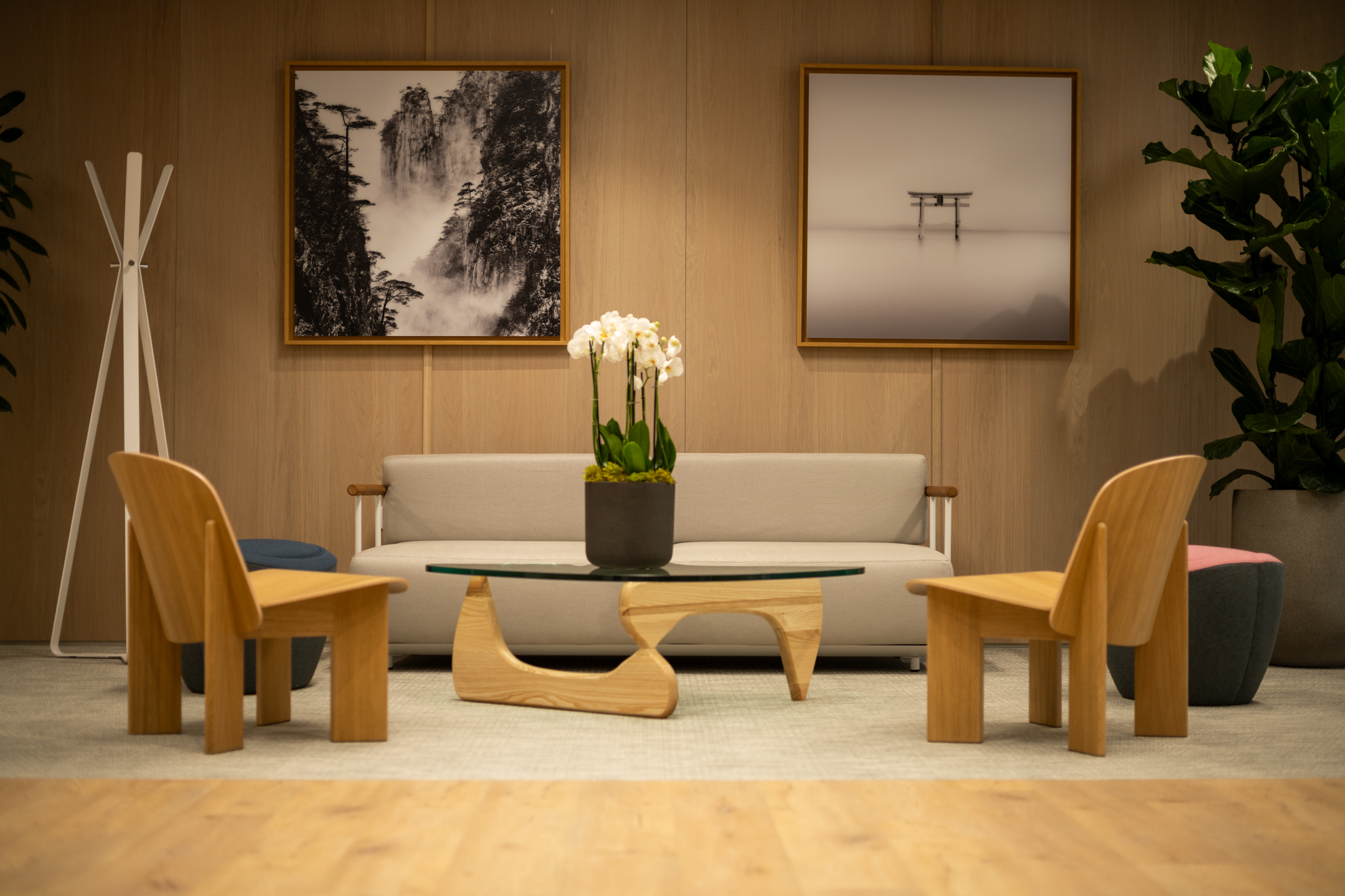 Sculptural coffee table and low timber chairs in Shionogi’s quiet zone, styled with Japandi influence, soft lines and a muted natural palette.