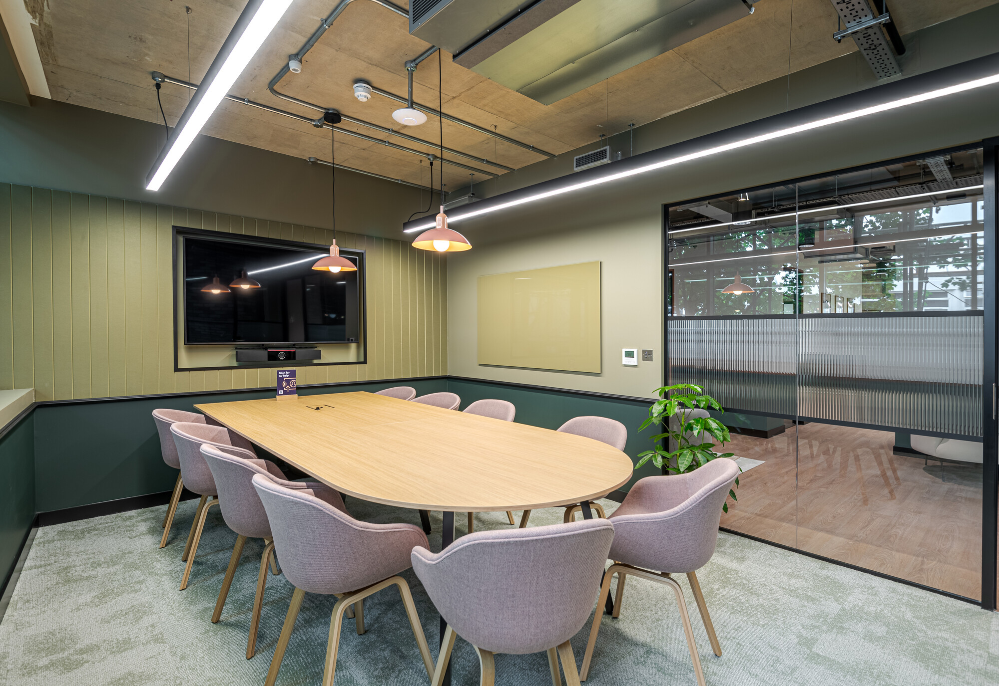 Work.Life Typewriter meeting room with soft-accent furniture and natural textures, designed for comfort and focus in a modern heritage setting.