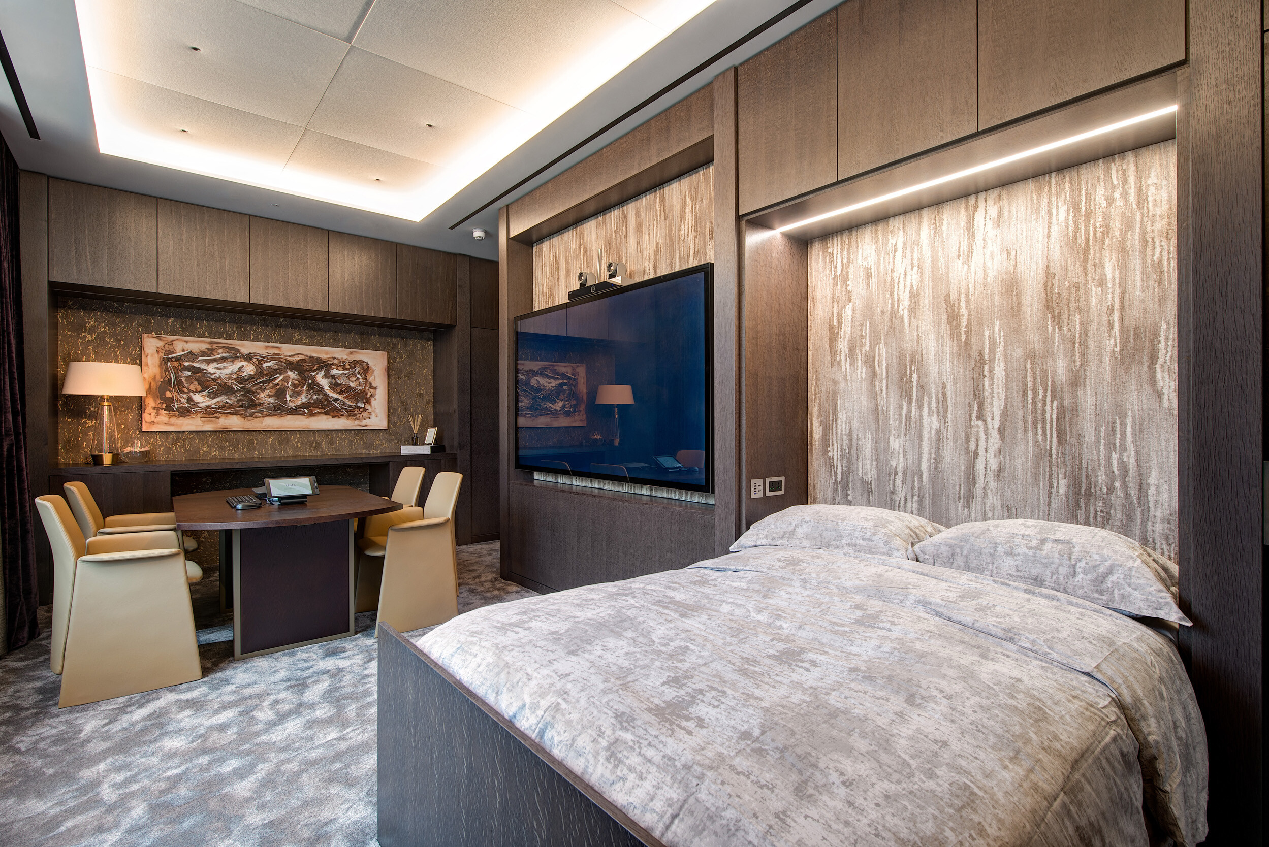 Private suite at Vedanta’s London office with integrated bed, meeting area and AV screen, combining comfort and discretion for executive use.