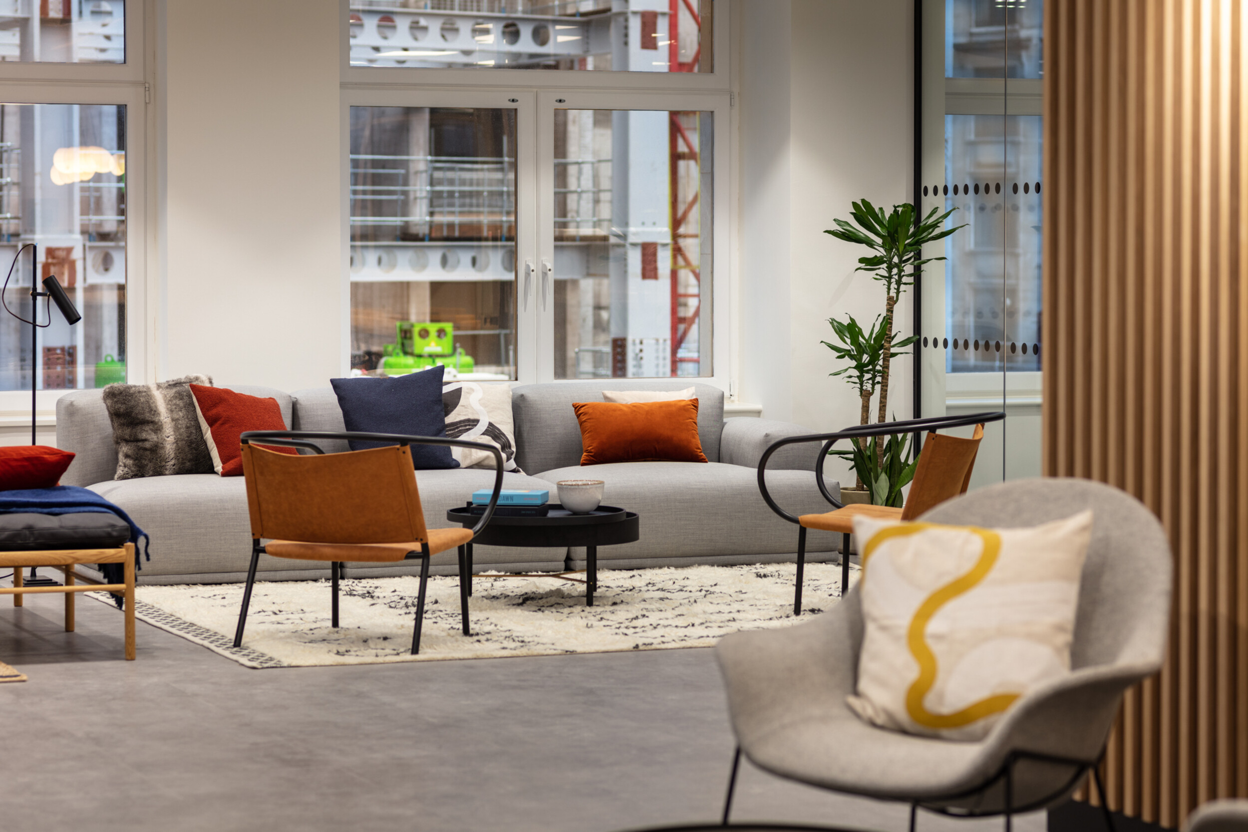 Communal breakout area at 7 Bishopsgate Level 3, furnished by Platfform, blending soft seating, high tables, and biophilic features to encourage informal collaboration.