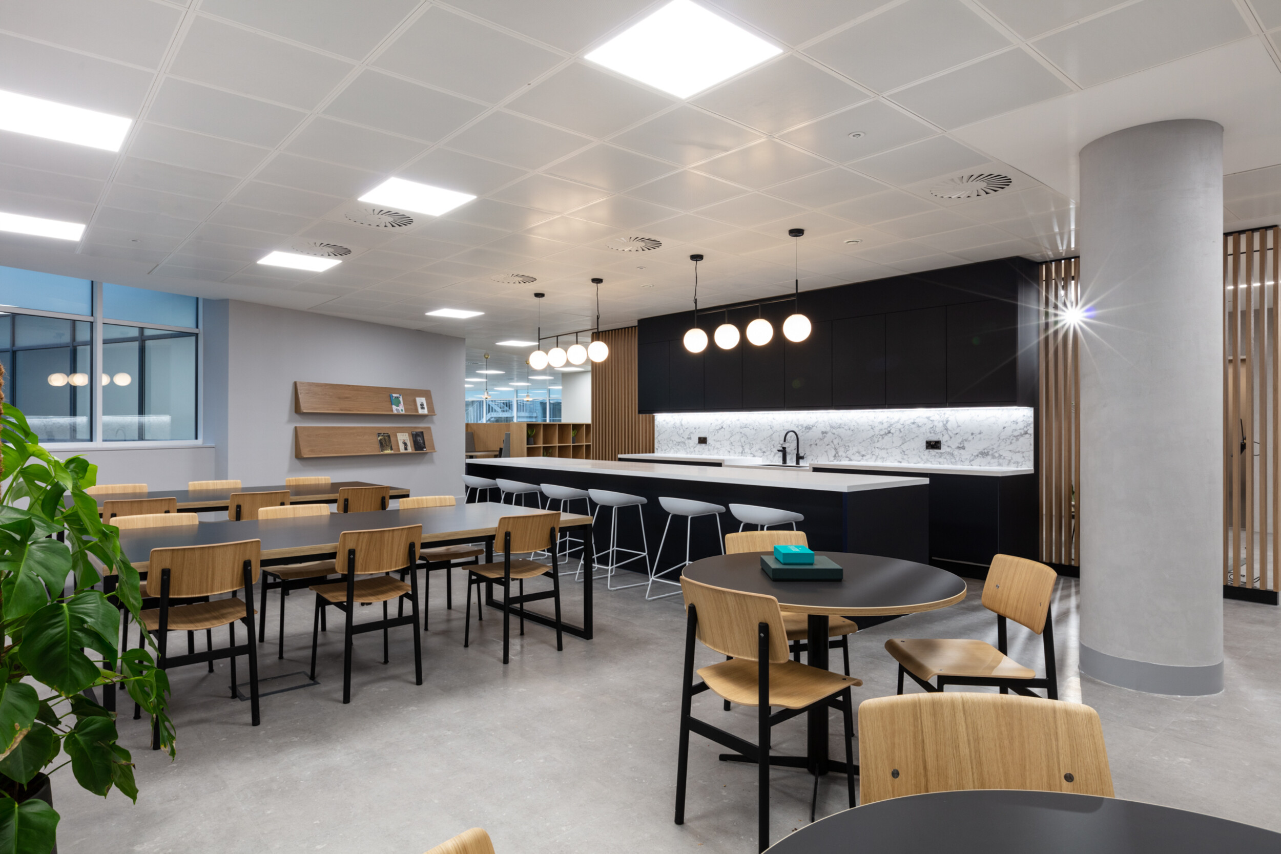 Communal breakout area at 7 Bishopsgate Level 3, furnished by Platfform, blending soft seating, high tables, and biophilic features to encourage informal collaboration.
