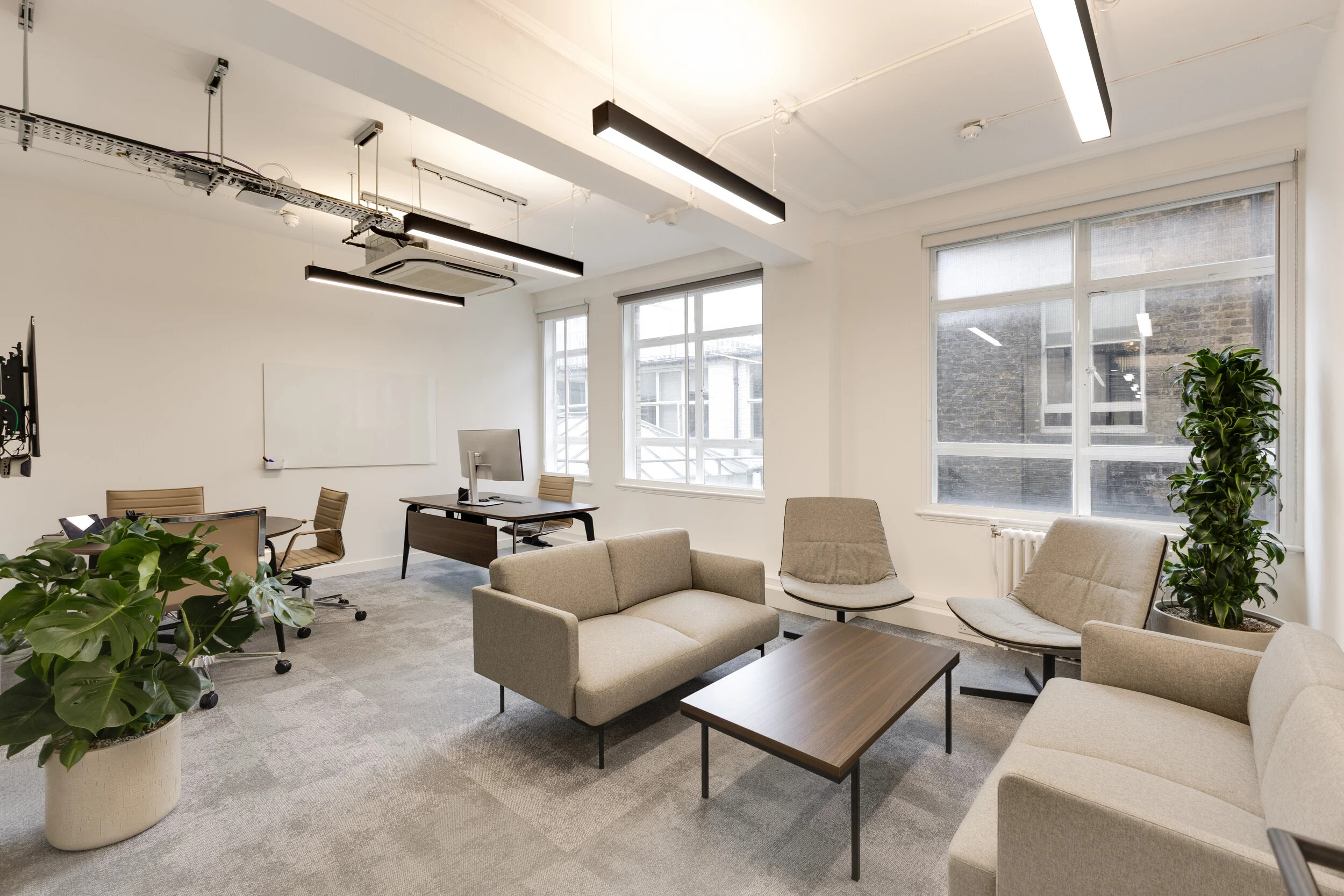 The CEO’s office at InPost, furnished by Platfform with a walnut-effect desk and matching table. Soft grey Draft sofas and Milo chairs from Modus complete the lounge area, keeping the room professional yet comfortable.